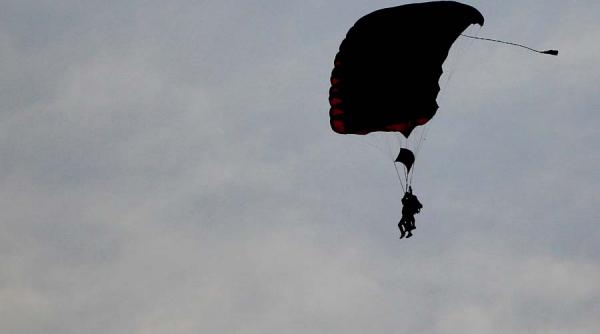 un parasutist militar si a pierdut viata la antrenament nu i s a deschis parasuta