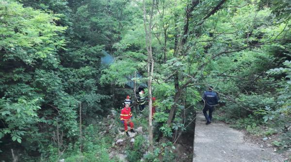 un mort si doi raniti dupa ce o masina de gunoi a cazut intr o rapa in caras severin