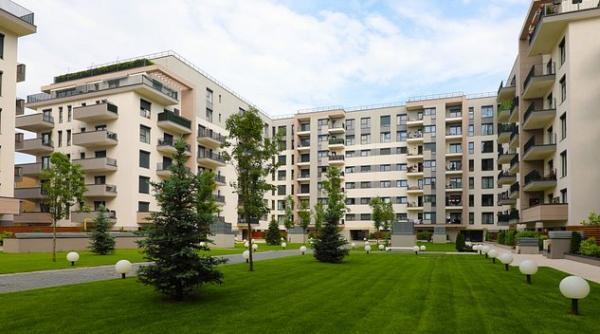 pe hartie afacerile fiicelor lui basescu sunt pe butuci in realitate petrov si a tras apartament de jumatate de milion de euro