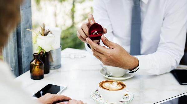 cerere in casatorie distrusa un angajat disneyland da buzna intre logodnici