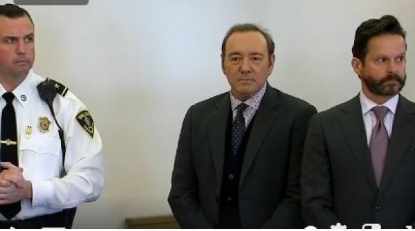 kevin spacey urmeaza sa apara joi in fata instantei