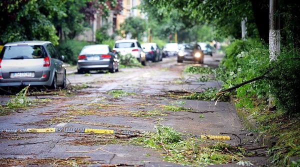 efectele furtunii din bucuresti sute de imobile inundate si zeci de masini afectate