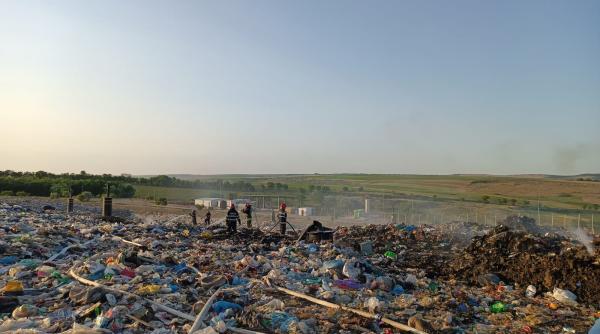 incendiu la un depozit ecologic de deseuri din botosani