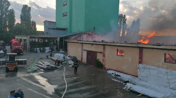 incendiu violent la depozite de materiale textile din buzau