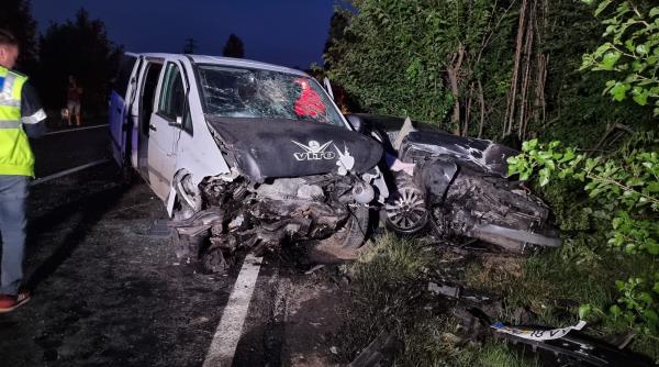 plan rosu activat in dambovita microbuz implicat intr un accident 12 persoane sunt ranite