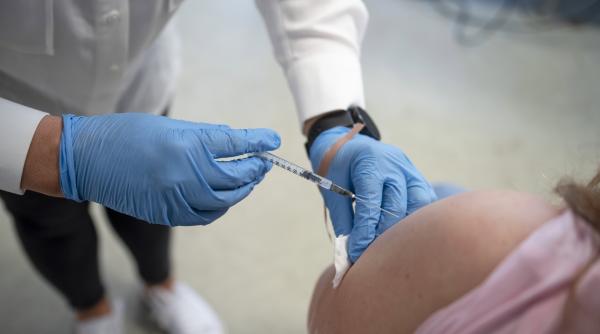 vaccinarea impotriva covid 19 ar putea fi facuta anual ca vaccinarea antigripala