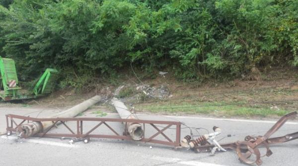 valcea sapte raniti dupa ce mai multi stalpi au cazut loviti de un un tir si un tren