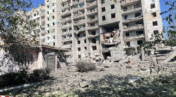 cel putin 15 morti dupa atacul cu rachete asupra unui bloc de locuinte din ceasiv iar