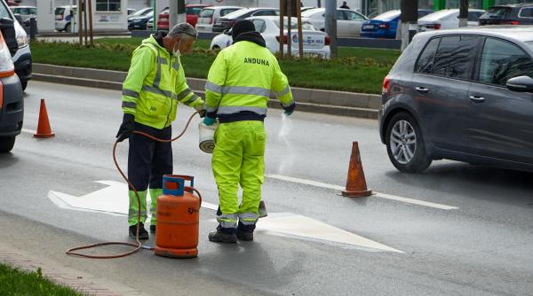 administratia strazilor a contractat firme sa traga dungi pe asfalt dar cumpara utilaje si vopsea pentru acelasi tip de lucrari