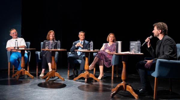 privitor ca la teatru despre arta de a descoperi scena si lumea editia de vara a seriei de intalniri teatrelli anotimpurile dialogului despre teatru cu octavian saiu poate fi vizionata online