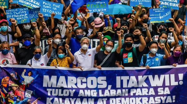 filipinezii cumpara carti pentru a pastra adevarul despre regimul marcos