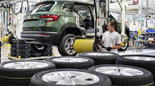 ford vrea sa reduca pana la 8 000 de locuri de munca pentru a finanta investitiile in vehicule