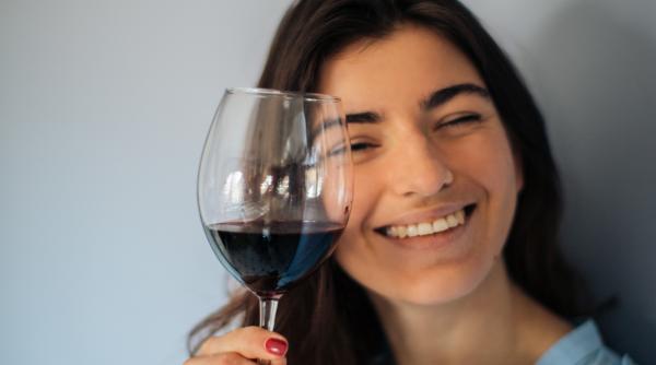 un pahar de vin rosu iti ia oboseala cu mana