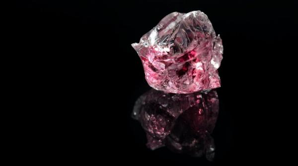 descoperire uimitoare pe piata pietrelor pretioase un diamant roz urias a fost extras dintr o mina in angola