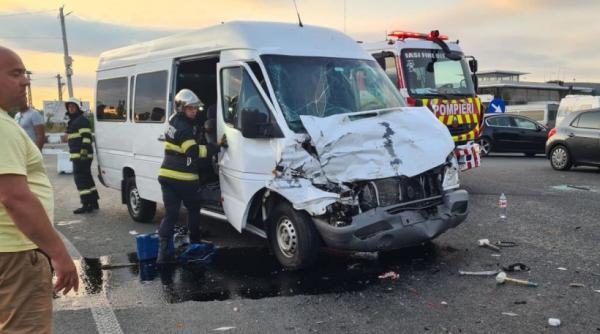 accident intre o camioneta si un microbuz in judetul iasi noua persoane au fost ranite
