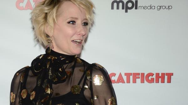 actrita anne heche ranita grav intr un accident rutier a lovit o casa si masina a luat foc