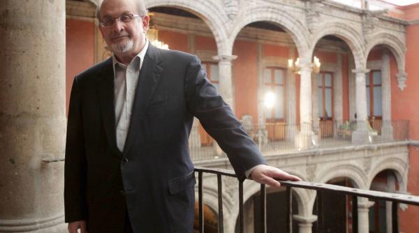 scriitorul salman rushdie a fost injunghiat pe scena unei conferinte la new york