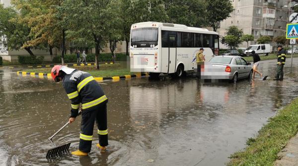 intersectie inundata in urma ploilor in botosani o masina a ramas blocata