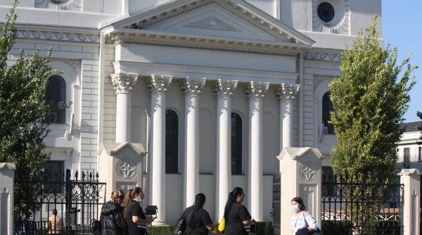 preotii si angajatii instruiti pentru a utiliza defibrilatorul instalat langa catedrala mitropolitana din iasi