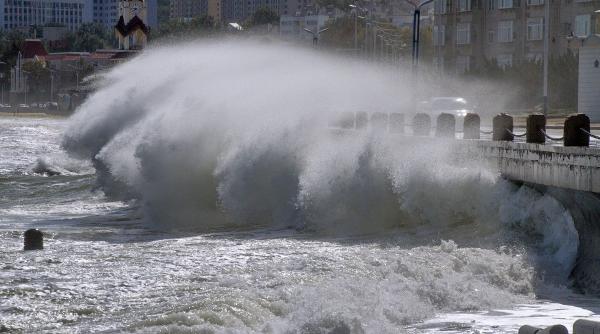 cod portocaliu de inundatii pe rauri din 11 judete