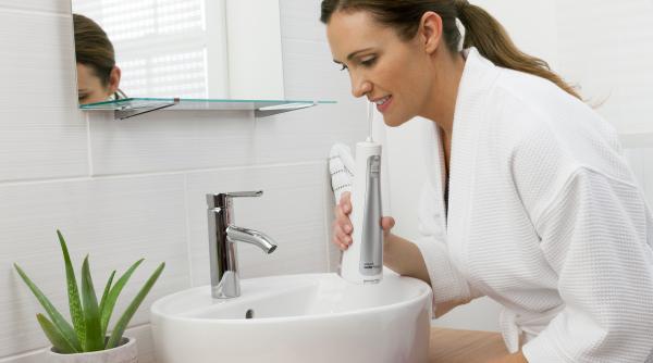 4 motive pentru care merita sa investesti intr un dus bucal si cum sa il alegi