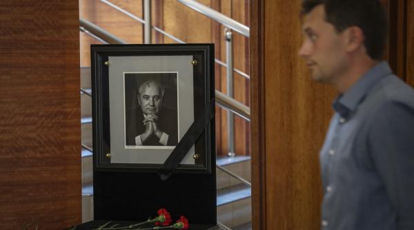 mihail gorbaciov intre adulatia occidentului si ura rusilor