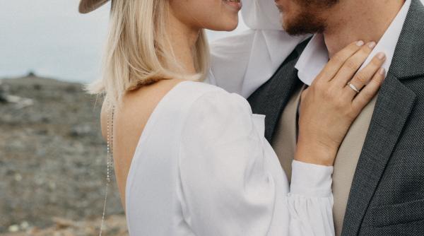 fii politicos bine imbracat si cu vorba blanda