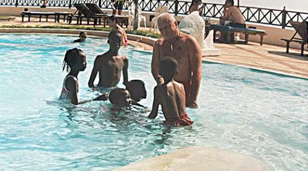 un fel de safari dar la piscina