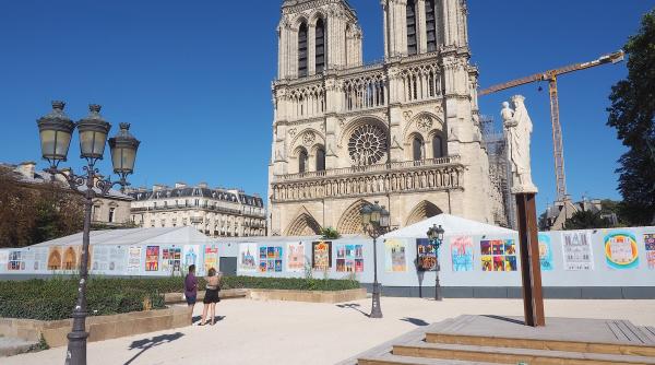 operatiune complexa a inceput restaurarea vitraliilor deteriorate de fum de la notre dame