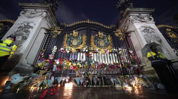 mii de oameni au venit in fata palatului buckingham pentru a o omagia pe suverana