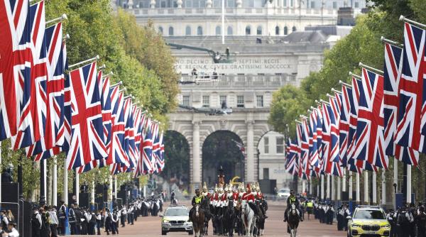 westminster hall s a deschis pentru a permite publicului sa ii aduca ultimul omagiu reginei