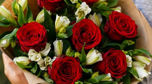 florariile turcesti se intrec pentru a satisface cererea britanica in crestere dupa moartea reginei