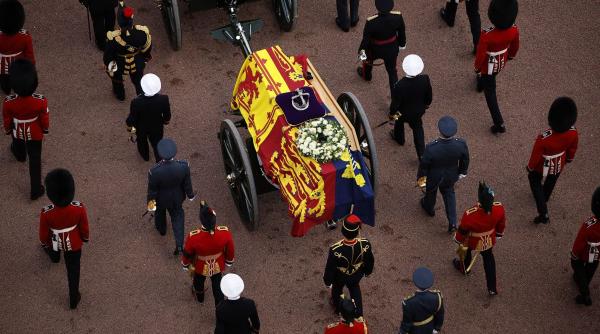 mii de oameni au trecut pe langa sicriul reginei elisabeta a ii a in timpul noptii