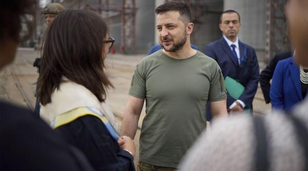 volodimir zelenski rusii au transformat scolile in gropi de gunoi iar bisericile distruse au fost transformate literalmente in toalete