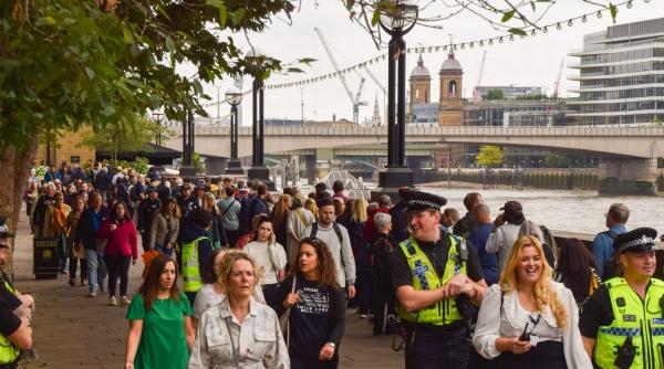 doi ofiteri ai politiei metropolitane au fost injunghiati in centrul londrei