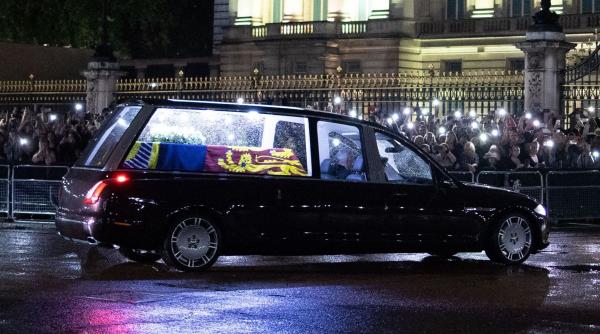 printii william si harry participa la un priveghi al reginei elisabeta a ii a in uniforma militara