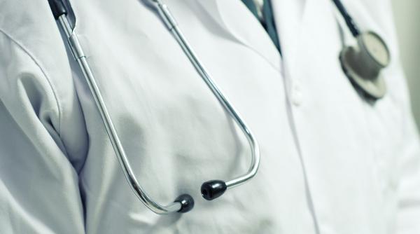 Medic militar, in instanta, pentru mita. El este acuzat că ar fi primit bani și bijuterii pentru operații și examene de specialitate