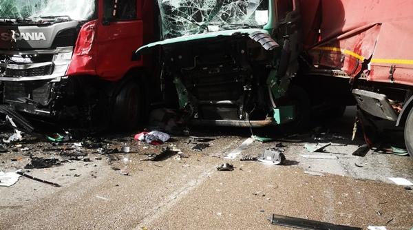 coliziune frontala intre doua tir uri pe fondul unei patrunderi pe contrasens un sofer a murit