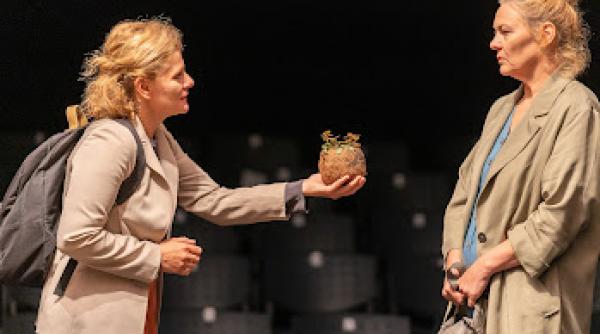 mass o coproductie unteatru tnrs in premiera la bucuresti