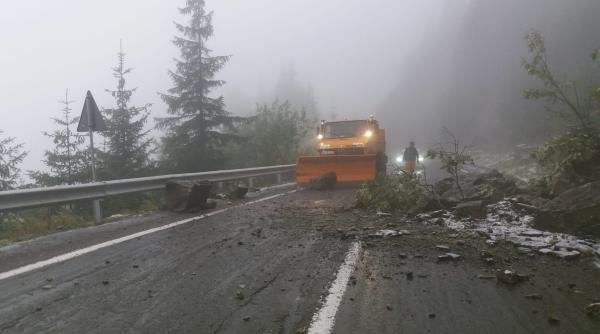 GALERIE FOTO Restricții de circulație pe Transfăgărășan din cauza unor căderi de pietre. Zăpadă la Bâlea Lac