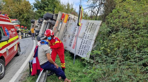 un camion care transporta sute de oi s a rasturnat pe dn 67 valcea