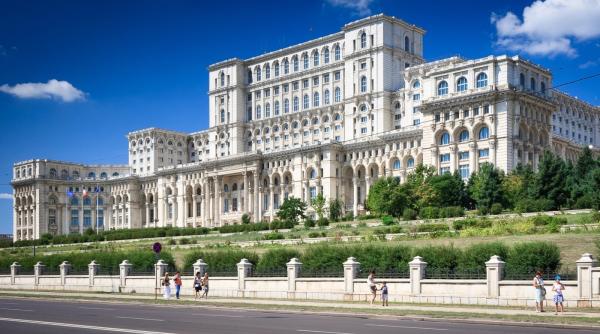 ANCOM închiriază limuzine cu șofer, de 1,4 milioane de euro, pentru VIP-urile care participă la Conferința Telecomunicațiilor