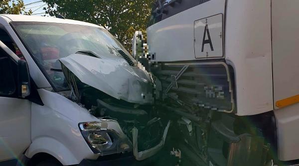 giurgiu cinci persoane au fost ranite intr un accident intre o vidanja si o camioneta