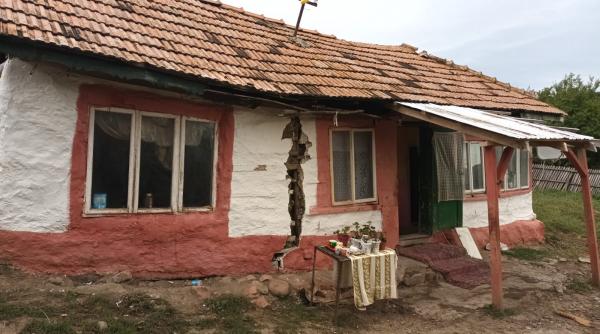 o casa dintr o comuna buzoiana a crapat in doua din cauza alunecarilor de teren