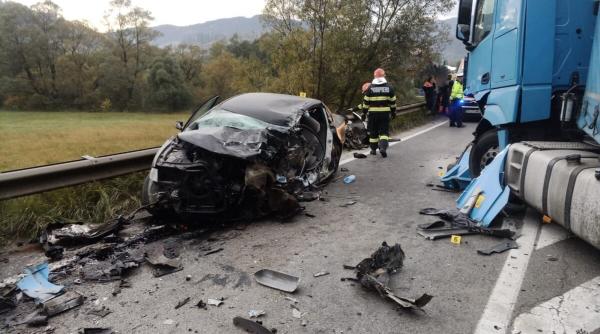 accident grav in campulung moldovenesc un tanar de 26 de ani a murit dupa ce masina pe care o conducea a fost lovita de un tir