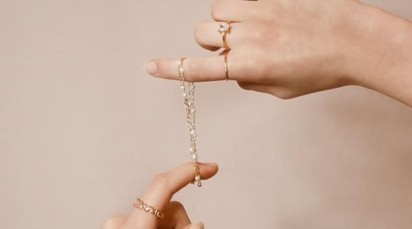 romanii au amanetat cel mai mult bijuterii de aur si produse electronice in primul semestru al anului