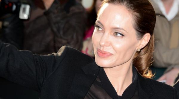 Angelina Jolie îl acuză pe fostul soț, Brad Pitt, de abuz