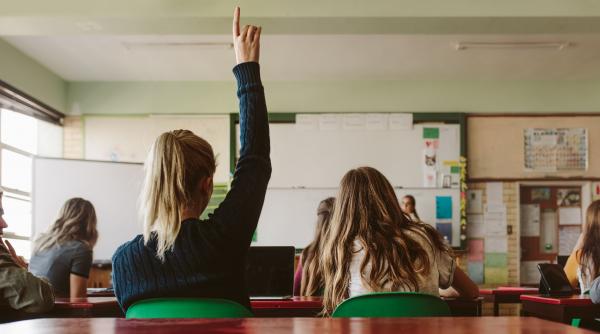 aur vrea reintroducerea uniformelor scolare in invatamantul preuniversitar