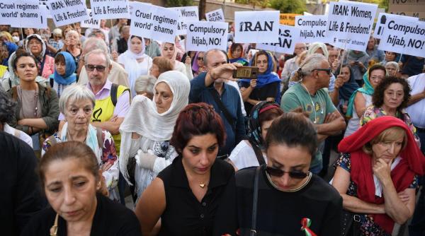 mama unei adolescente care a murit in timpul protestele din iran acuza autoritatile de crima