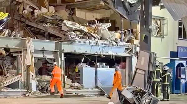 trei persoane au fost ucise intr o explozie devastatoare la o benzinarie din irlanda